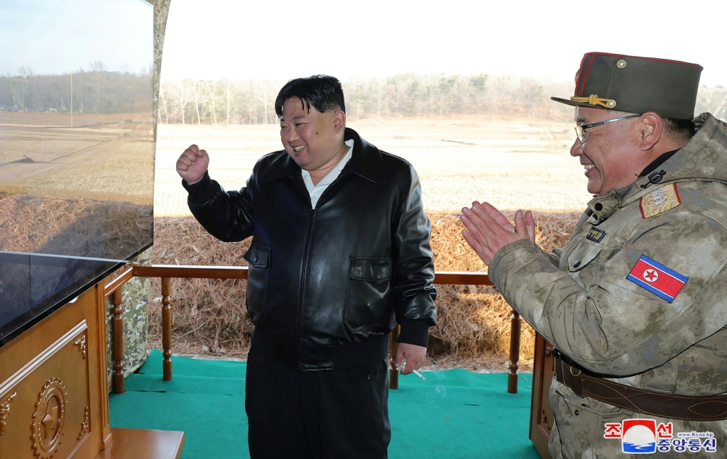 الزعيم الكوري الشمالي كيم جونغ أون (يسار) يحضر تدريبات إطلاق صواريخ كبيرة جدًا، نشرتها وكالة الأنباء المركزية الكورية الشمالية في 19 مارس (ا ف ب)