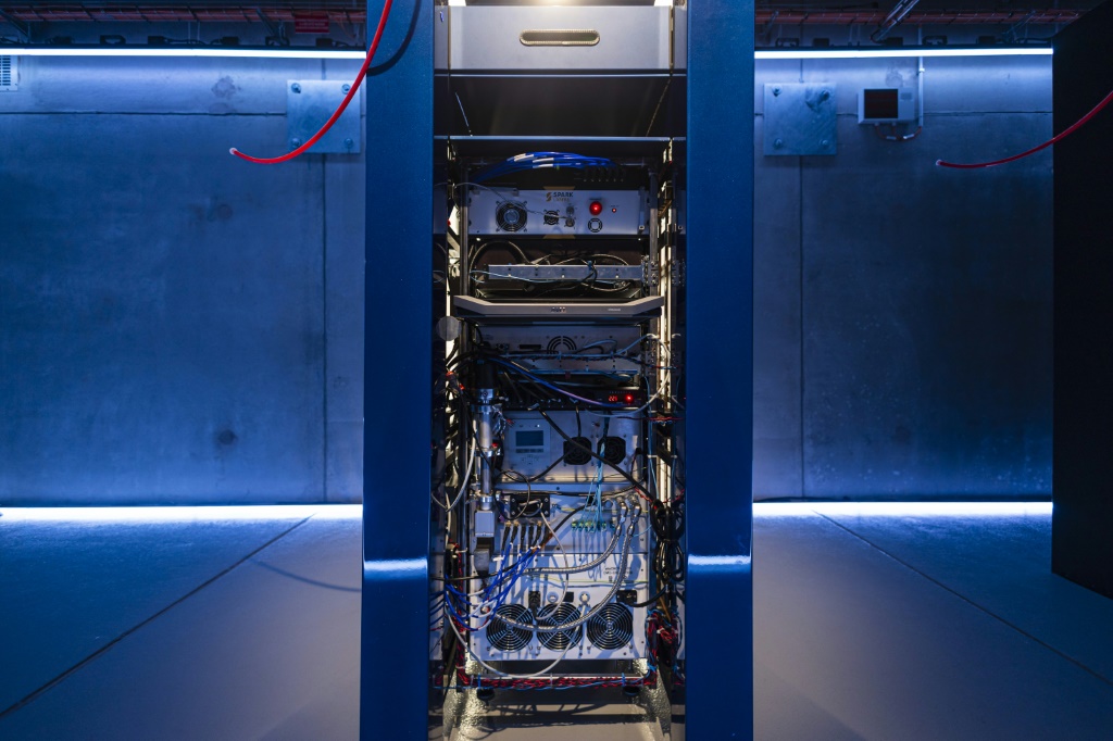 صورة ملتقطة في 18 آذار/مارس 2024 تظهر تدشين أول كمبيوتر كمومي تجاري لشركة خاصة في الاتحاد الأوروبي، بمنطقة كروا قرب مدينة ليل الفرنسية. (ا ف ب)