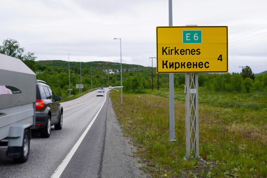 صورة التقطت في 6 تموز/يوليو 2023 لسيارات على الطريق المؤدية إلى مدينة كيركينيس في النروج (ا ف ب)
