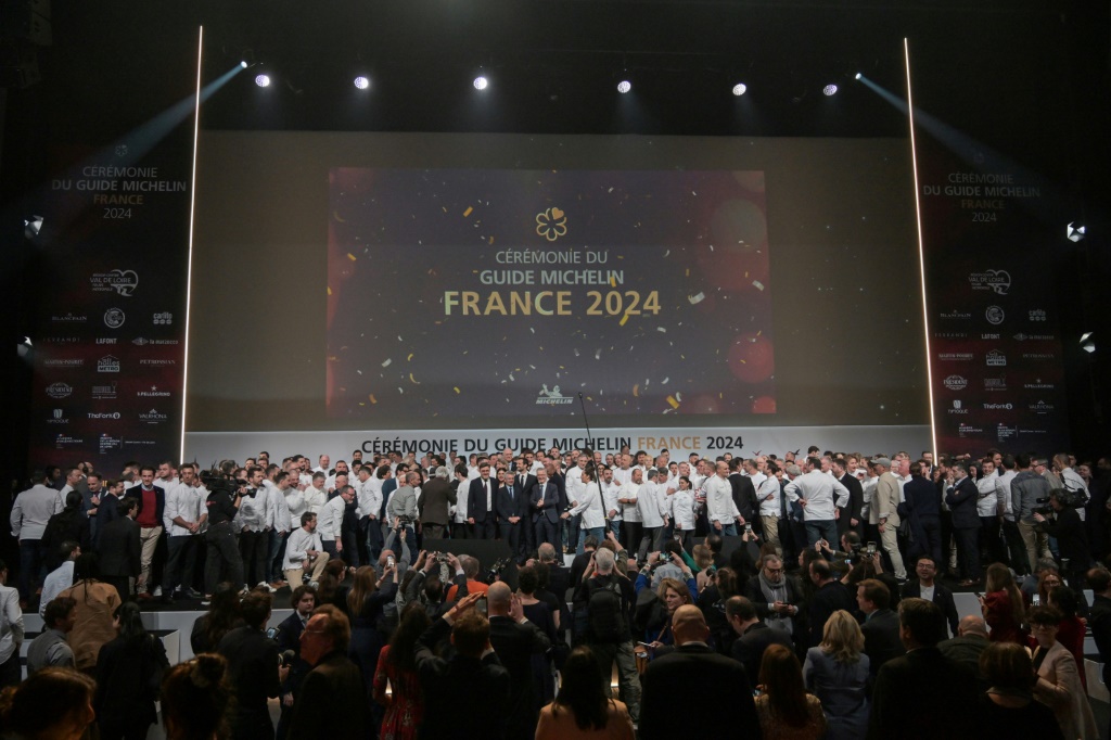 صورة جماعية للطهاة الحائزين نجوماً من دليل "ميشلان" خلال احتفال إعلان التصنيف في مدينة تور بوسط فرنسا في 18 آذار/مارس 2024 (ا ف ب)