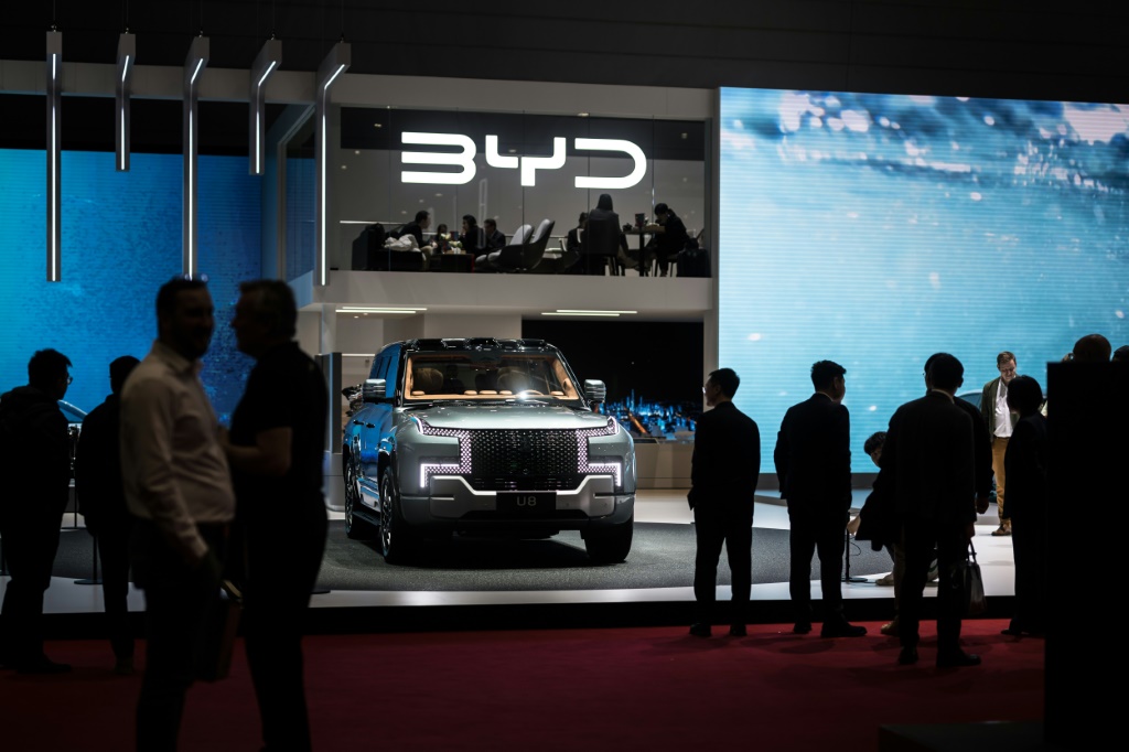 تفوقت شركة BYD على شركة Tesla كأكبر صانع للسيارات الكهربائية في العالم (ا ف ب)