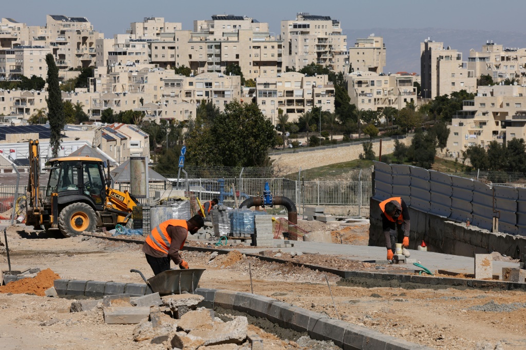   عمال فلسطينيون في موقع بناء في مستوطنة معاليه ادوميم الاسرائيلية في الضفة الغربية المحتلة في 29 شباط/فبراير 2024. (أ ف ب)   