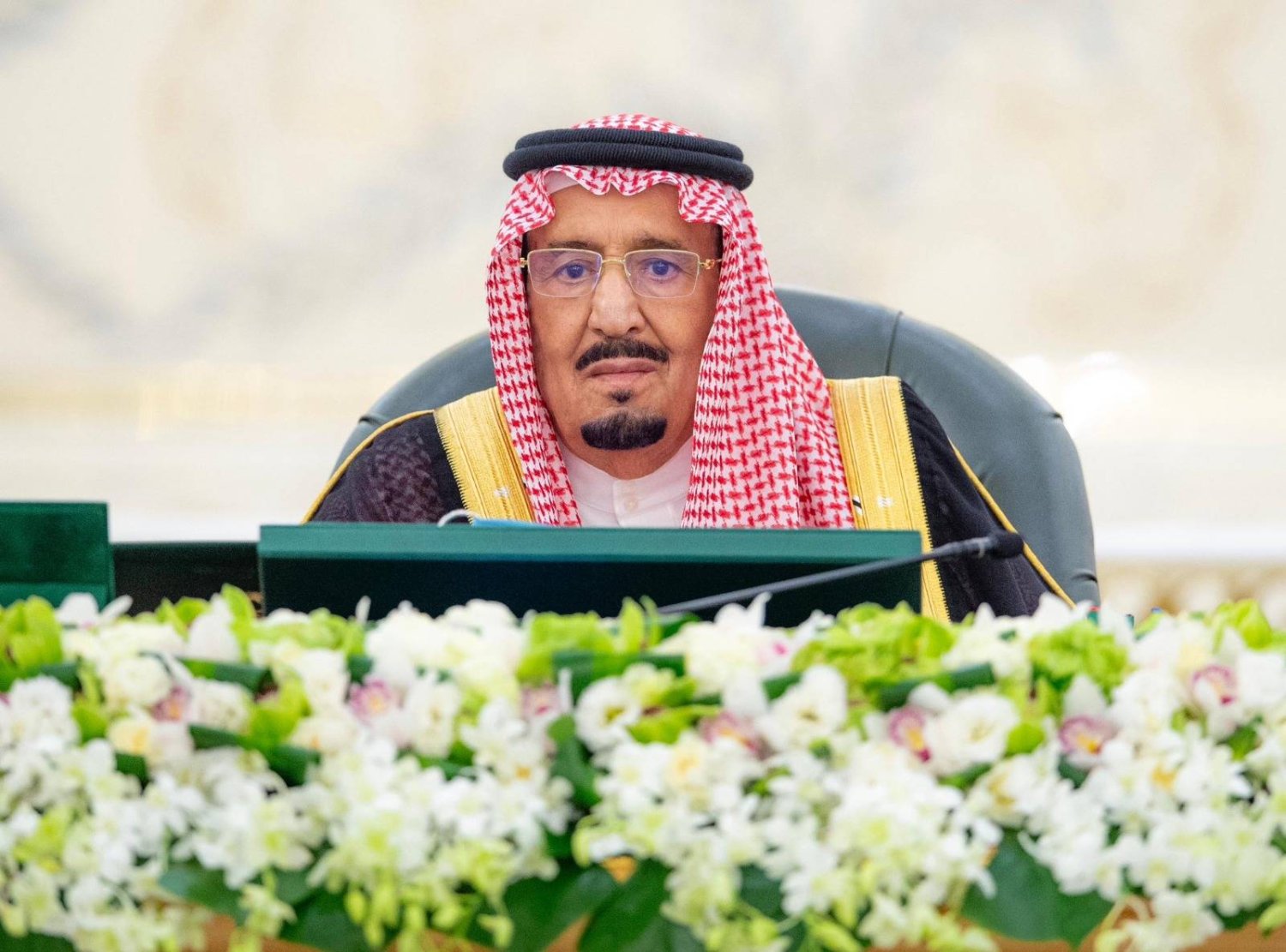 خادم الحرمين الشريفين مترئساً جلسة مجلس الوزراء في جدة (واس)