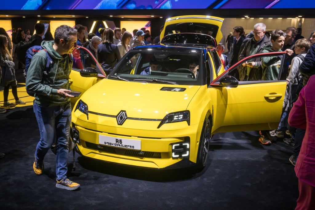 وتدفع رينو بالفعل بقوة نحو قطاع السيارات الكهربائية الصغيرة من خلال إطلاق طراز R5 E-Tech القديم (ا ف ب)
