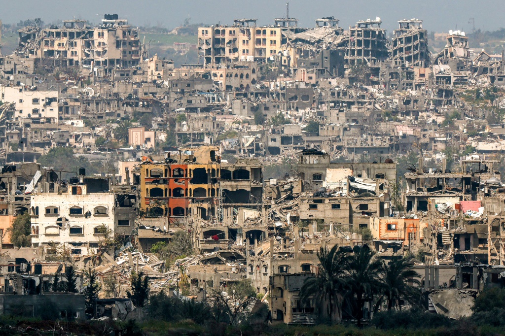 صورة تم التقاطها من الحدود الجنوبية لإسرائيل مع قطاع غزة في 19 آذار/مارس 2024، تظهر المباني المدمرة في الأراضي الفلسطينية في أعقاب القصف الإسرائيلي في ظل الحرب الدائرة بين إسرائيل وحماس (ا ف ب)  &nbsp;