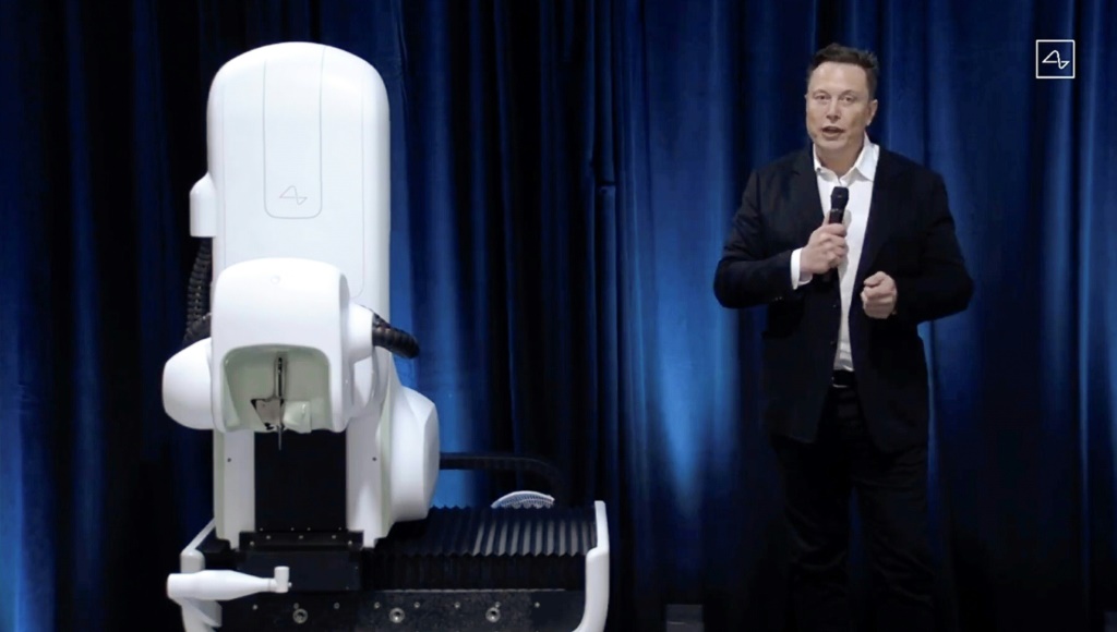 لقطة مطلوبة من بث مباشر لشركة "نيورالينك" يستمر إيلون ماسك بجوار أول نموذجي للروبوت الجراحي الذي أثرته الشركة خلال عرض تقديمي في 28 آب/أغسطس 2020. (ا ف ب)