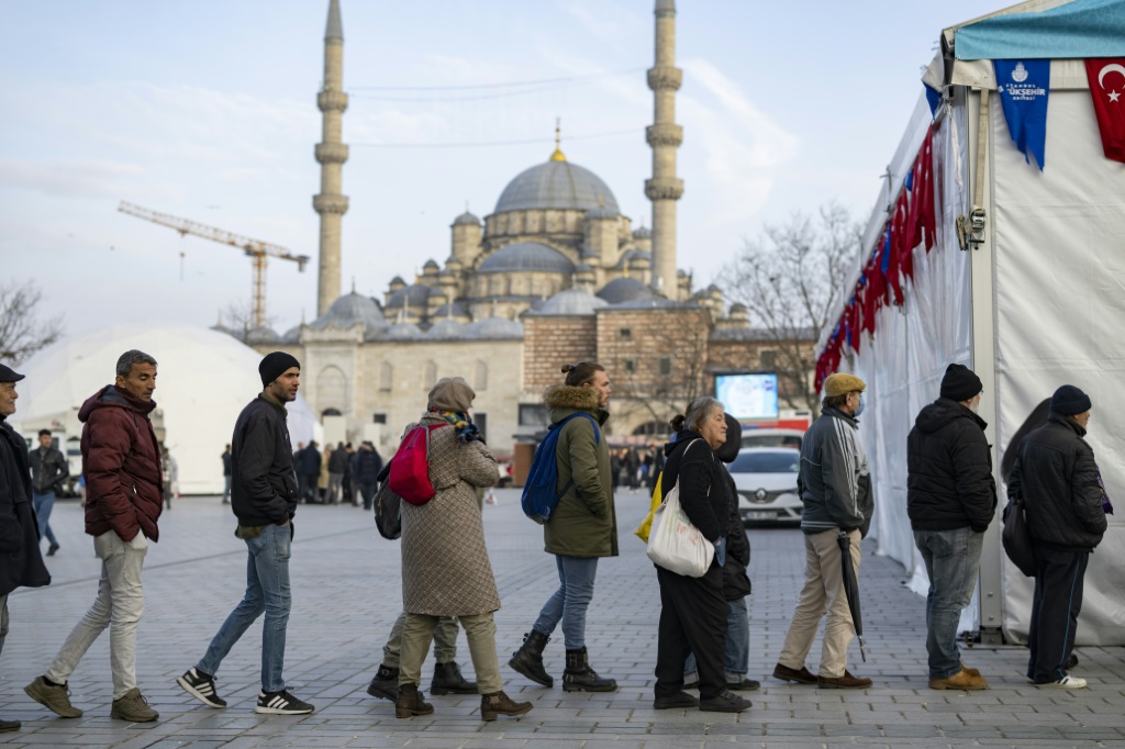    طابور للحصول على وجبات الإفطار من السلطات المحلية خلال شهر رمضان المبارك في ساحة أمينونو في إسطنبول في 15 آذار/مارس 2024 (أ ف ب)   