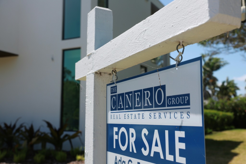وقالت الرابطة الوطنية للوسطاء العقاريين إن مبيعات المنازل المملوكة سابقًا ارتفعت بنسبة 9.5 بالمائة في فبراير مقارنة بالشهر السابق (أ ف ب)   