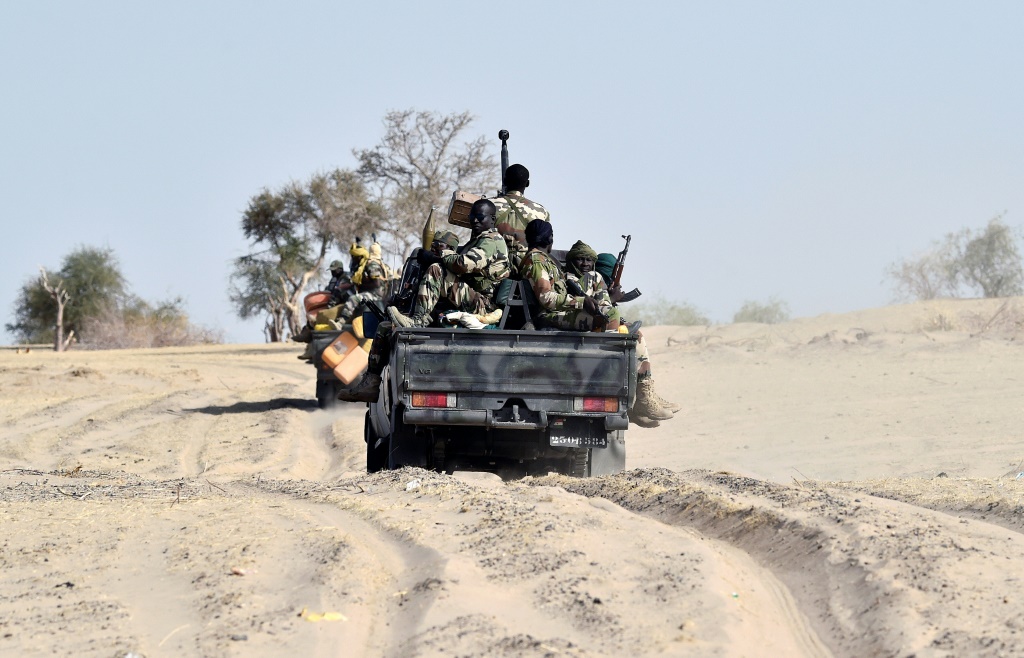 دورية للجيش بالقرب من بوسو (النيجر) في 25 أيار/مايو 2015 (ا ف ب)