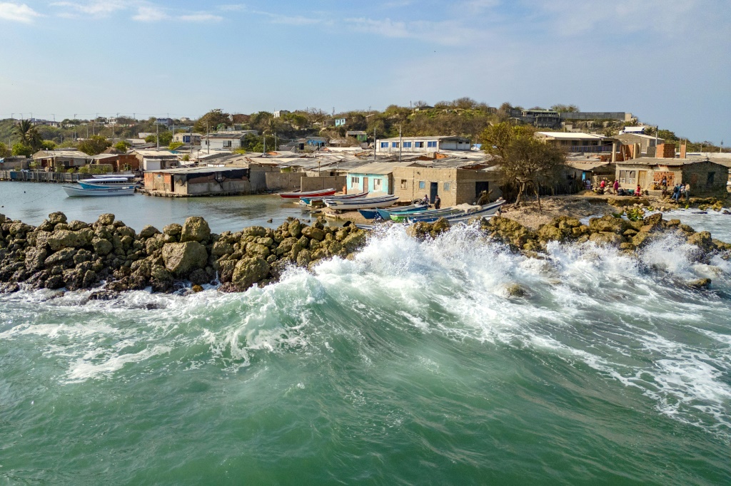 منازل متضررة جراء ارتفاع مستوى مياه المحيط في جزيرة تييرا بومبا الكولومبية في 24 شباط/فبراير 2024 (ا ف ب)