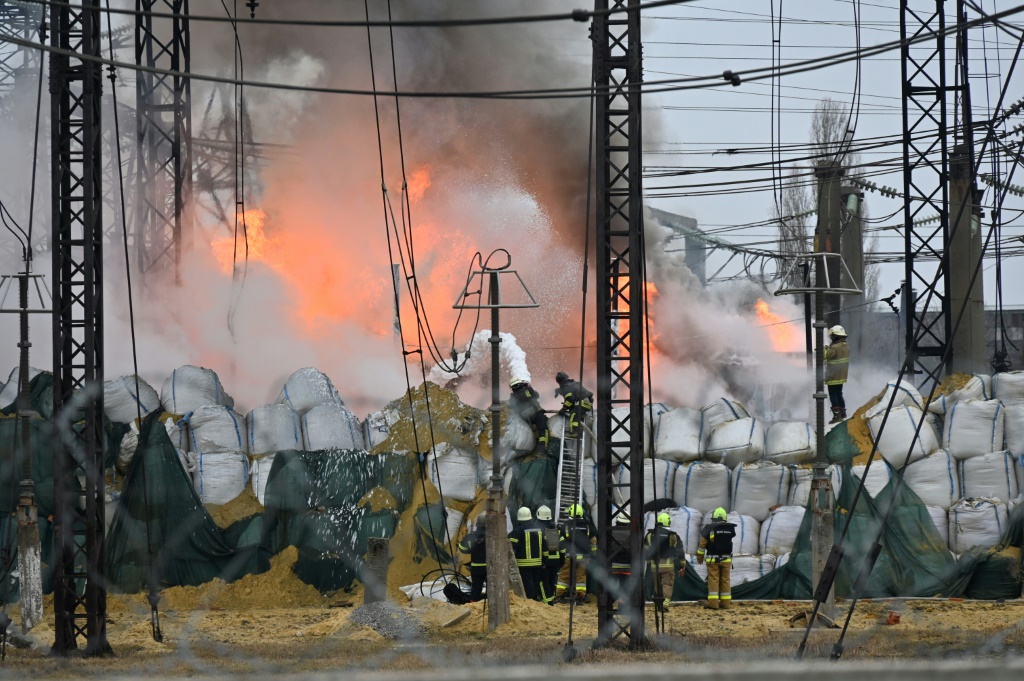    عناصر إطفاء يطفئون حريقاً في محطة فرعية للكهرباء بعد هجوم صاروخي في خاركيف في أوكرانيا في 22 آذار/مارس 2024 (أ ف ب)   