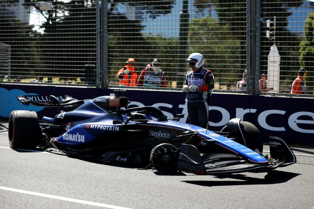 تعرض سائق ويليامز ألكسندر ألبون لحادث أثناء جلسة التدريب الأولى لسباق الجائزة الكبرى الأسترالي (أ ف ب)   