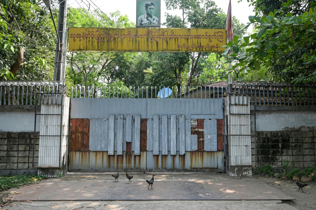 مدخل منزل الزعيمة البورمية أونغ سان سو تشي العائلي في رانغون في 20 آذار/مارس 2024 (ا ف ب)