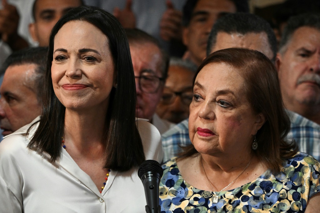 زعيمة المعارضة ماريا كورينا ماتشادو (يسار) تقدم بديلتها في انتخابات يوليو، كورينا يوريس، في مؤتمر صحفي في كاراكاس، في 22 مارس 2024 (أ ف ب)   