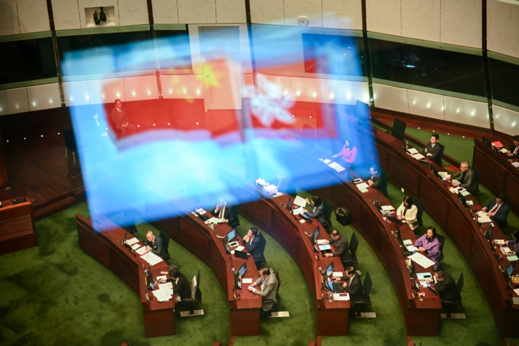 مشهد من داخل مقرّ المجلس التشريعي في هونغ كونغ خلال القراءة الثانية لـ "القانون 23" في 19 آذار/مارس 2024 (أ ف ب)   