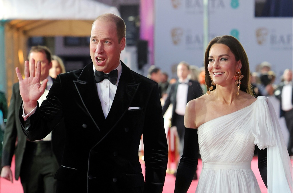 الأمير وليام وزوجته كايت لدى وصولهما إلى الحفلة السادسة والسبعين لتوزيع جوائز بافتا السينمائية البريطانية في لندن في 19 شباط/فبراير 2023. (ا ف ب)
