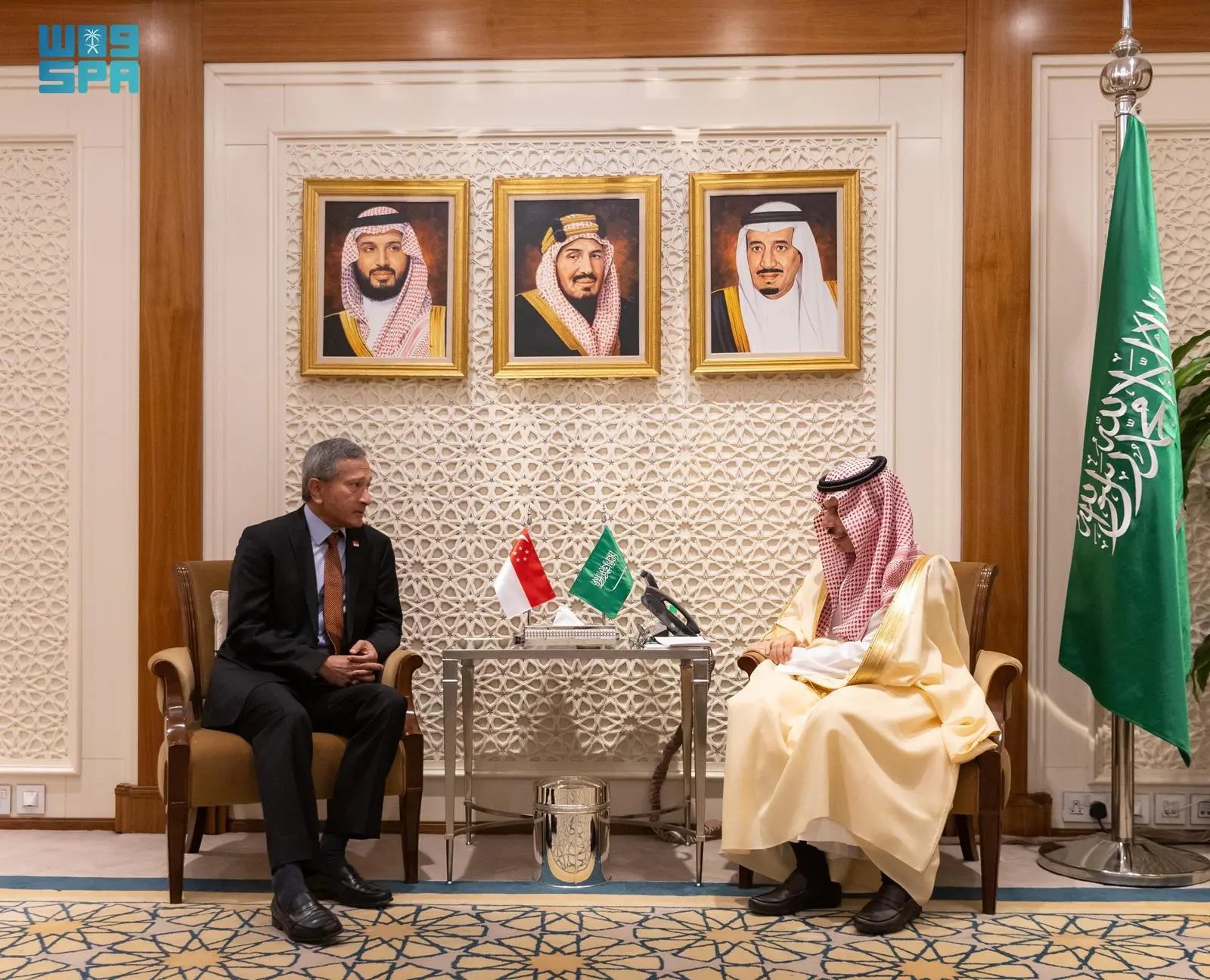 وزير الخارجية السعودي خلال مباحثاته مع نظيره السنغافوري (واس)
