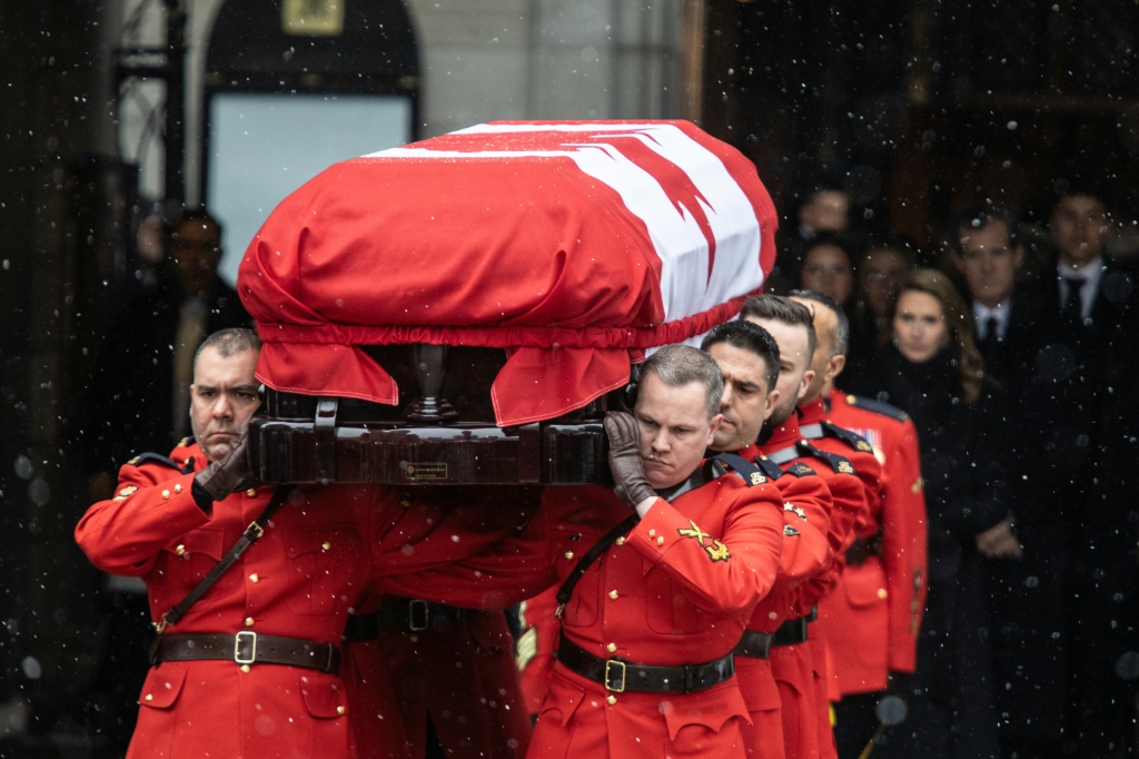 حاملو النعش يحملون نعش رئيس الوزراء الكندي السابق بريان مولروني بعد جنازة رسمية في كاتدرائية نوتردام في مونتريال في 23 مارس 2024 (ا ف ب)