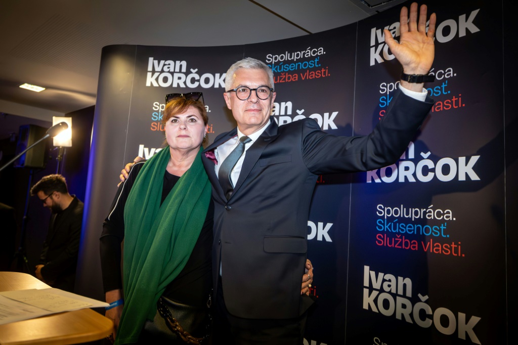 إيفان كوركوك مع زوجته سونا كوركوكوفا خلال الجولة الأولى من التصويت في سلوفاكيا يوم السبت (أ ف ب)   