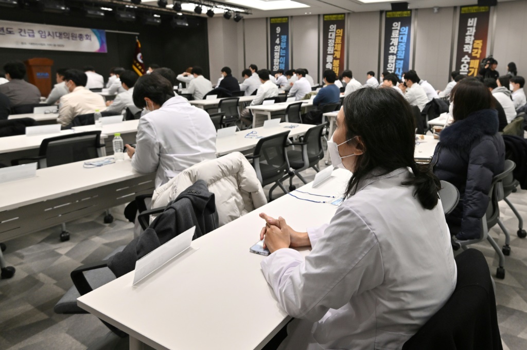 الأطباء المتدربون يحضرون اجتماعًا طارئًا في مبنى الجمعية الطبية الكورية في 20 فبراير 2024 (ا ف ب)