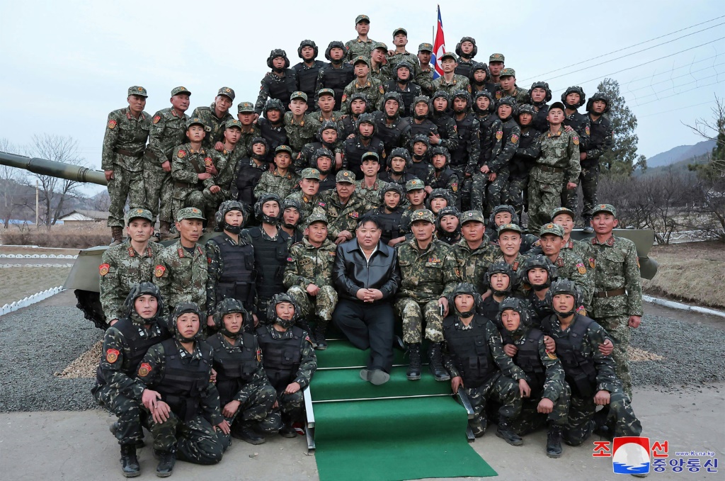 الزعيم الكوري الشمالي كيم جونغ أون مع جنود من الفرقة 105 المدرعة سيول ريو كيونغ سو، في 24 آذار/مارس 2024 (ا ف ب)