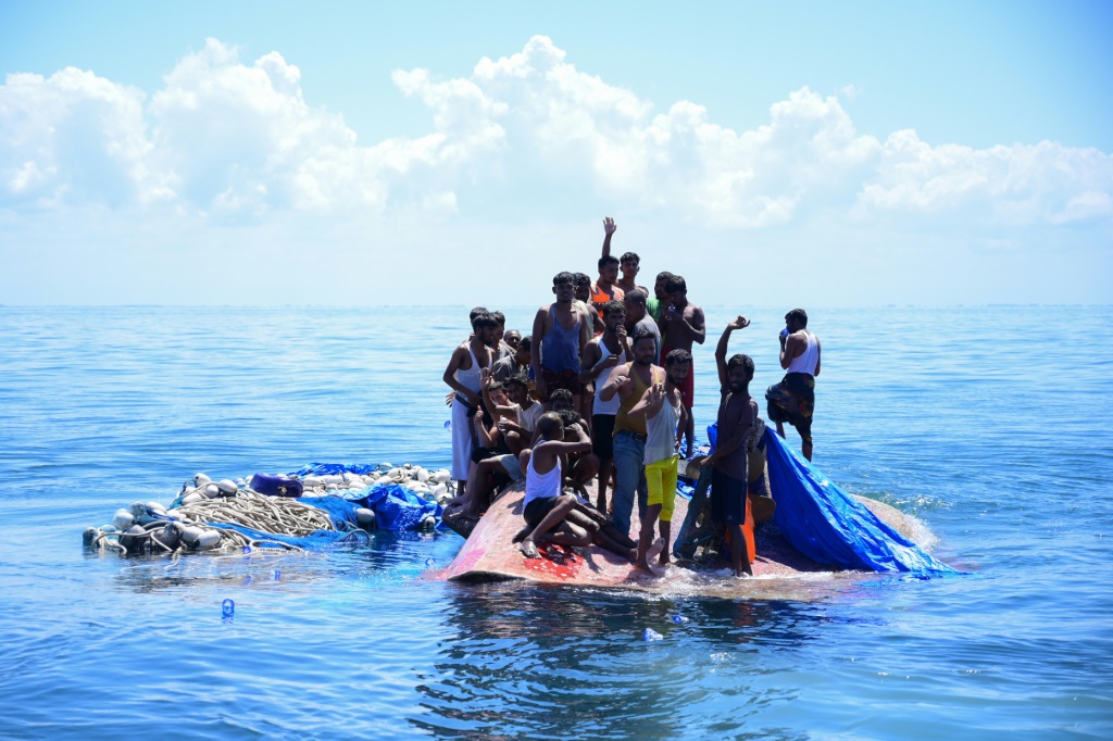  تم إنقاذ العشرات من اللاجئين الروهينجا بعد انقلاب القارب قبالة الساحل الإندونيسي (ا ف ب)