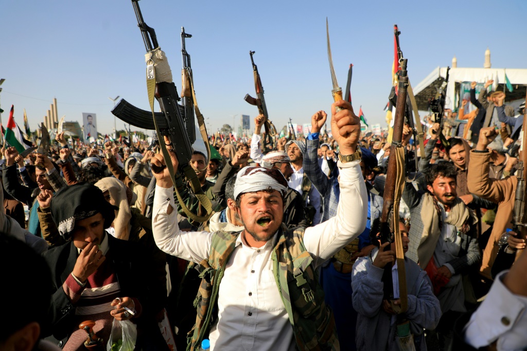 يمنيون يحملون الأسلحة النارية خلال تظاهرة عقب ضربات أميركية وبريطانية في العاصمة صنعاء في 12 كانون الأول/ديسمبر 2024 (أ ف ب)   