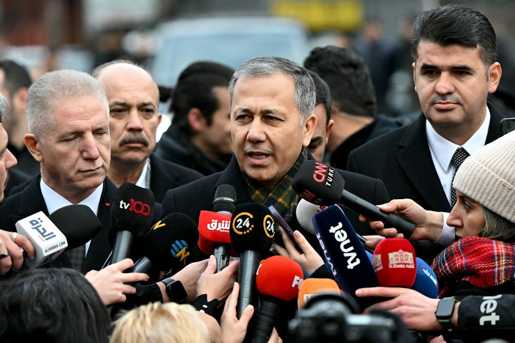 وزير الداخلية التركي علي يرليكايا خلال مؤتمر صحافي في اسطنبول في 28 كانون الثاني/يناير 2024 (ا ف ب)