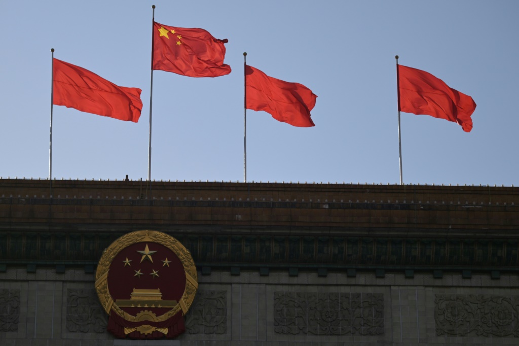 أعلام صينية ترفرف فوق مقر قاعة الشعب الكبرى في بكين في 3 آذار/مارس 2024 (ا ف ب)