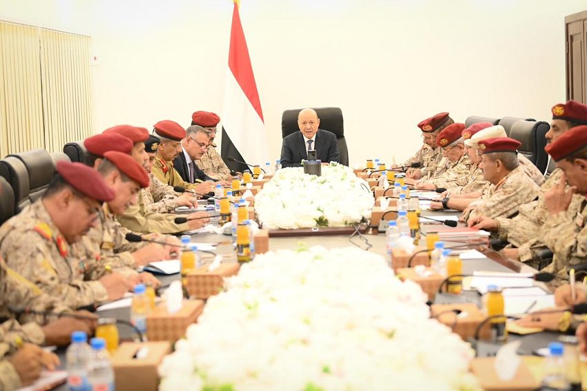 رئيس مجلس القيادة اليمني يجتمع بقيادة وزارة الدفاع ورئاسة هيئة الاركان وقادة القوات والمناطق والمحاور العسكرية