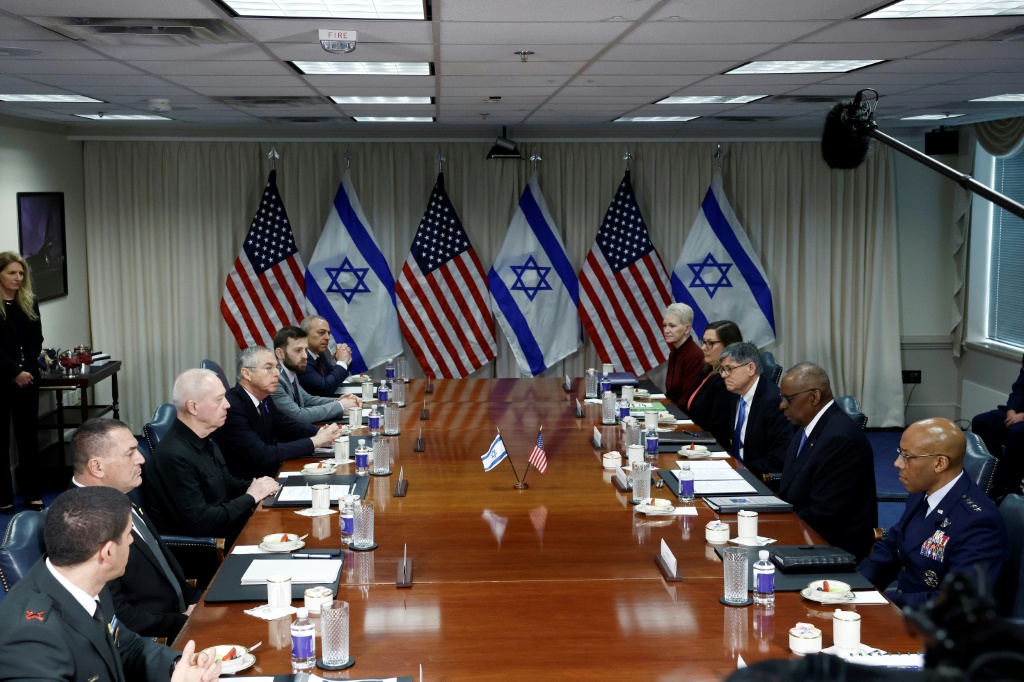 وزير الدفاع الأمريكي لويد أوستن يلتقي بنظيره الإسرائيلي يوآف غالانت في البنتاغون في 26 مارس 2024 (أ ف ب)   