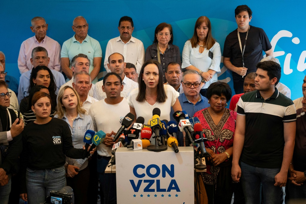 زعيمة المعارضة الفنزويلية ماريا كورينا ماتشادو تتحدث خلال مؤتمر صحفي في مقر حزبها في كراكاس في 26 مارس 2024 (أ ف ب)   