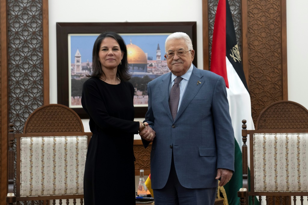 الرئيس الفلسطيني محمود عباس يستقبل وزيرة الخارجية الألمانية أنالينا بيربوك في مكتبه بمدينة رام الله بالضفة الغربية في 25 آذار/مارس 2024 (أ ف ب)   