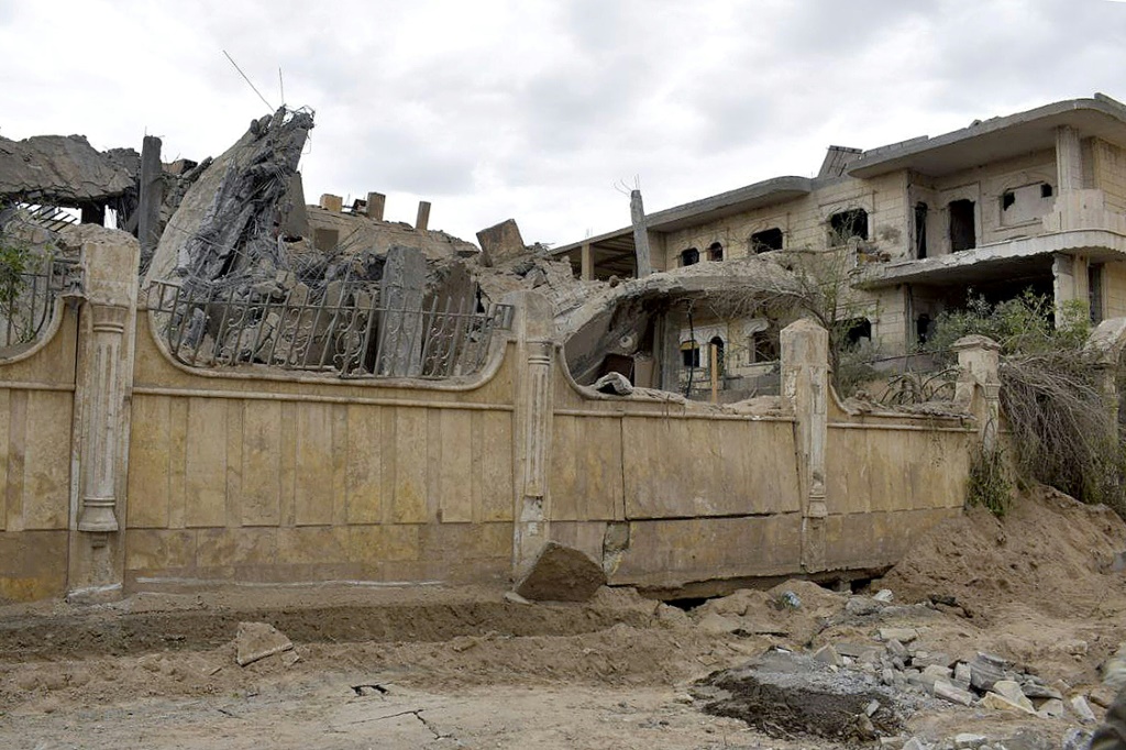 صورة التُقطت في 26 آذار/مارس 2024 تُظهر مبنى مدمرًا جراء غارة جوية في مدينة دير الزور بشرق سوريا (أ ف ب)   