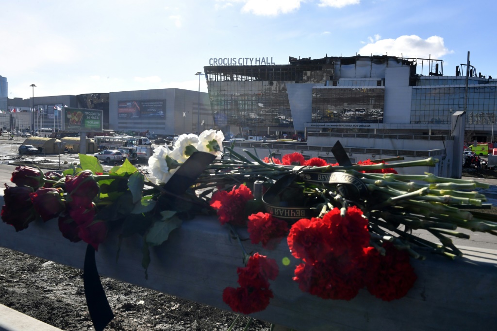 زهور خارج صالة كوروكوس سيتي هول للحفلات في كراسنوغورسك خارج موسكو بتاريخ 25 آذار/مارس 2024 (أ ف ب)   