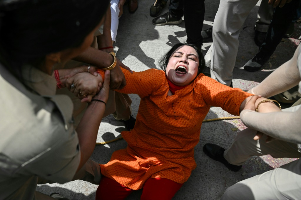 الشرطة تعتقل أحد نشطاء حزب آم آدمي خلال احتجاج بالقرب من مقر إقامة رئيس الوزراء الهندي ناريندرا مودي في نيودلهي في 26 مارس (أ ف ب)   