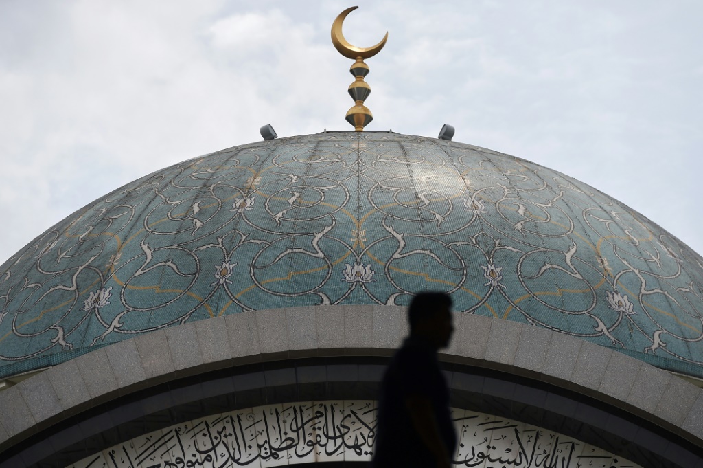 الإسلام هو الدين الرسمي في ماليزيا، ويشكل المسلمون الماليزيون أكثر من ثلثي سكان البلاد البالغ عددهم 34 مليون نسمة. (أ ف ب)   
