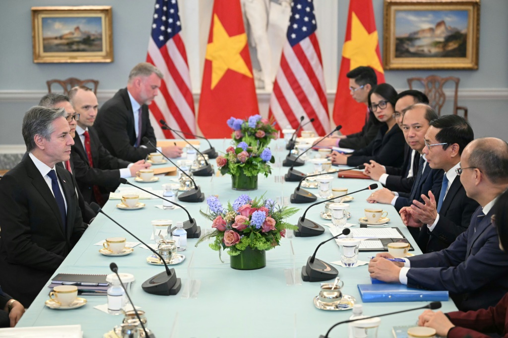 وزير الخارجية الفيتنامي بوي ثانه سون (الثالث على اليمين) يتحدث خلال اجتماع مع وزير الخارجية الأمريكي أنتوني بلينكن في 25 مارس 2024 (أ ف ب)   