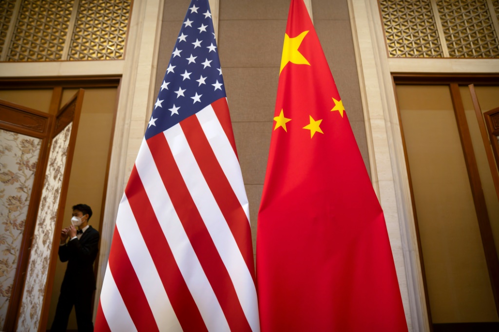العلمان الأميركي والصيني قبل اجتماع في بكين بين وزيرة الخزانة الأميركية جانيت يلين ونائب رئيس الوزراء الصين هي ليفنغ في 8 تموز/يوليو 2023 (ا ف ب)