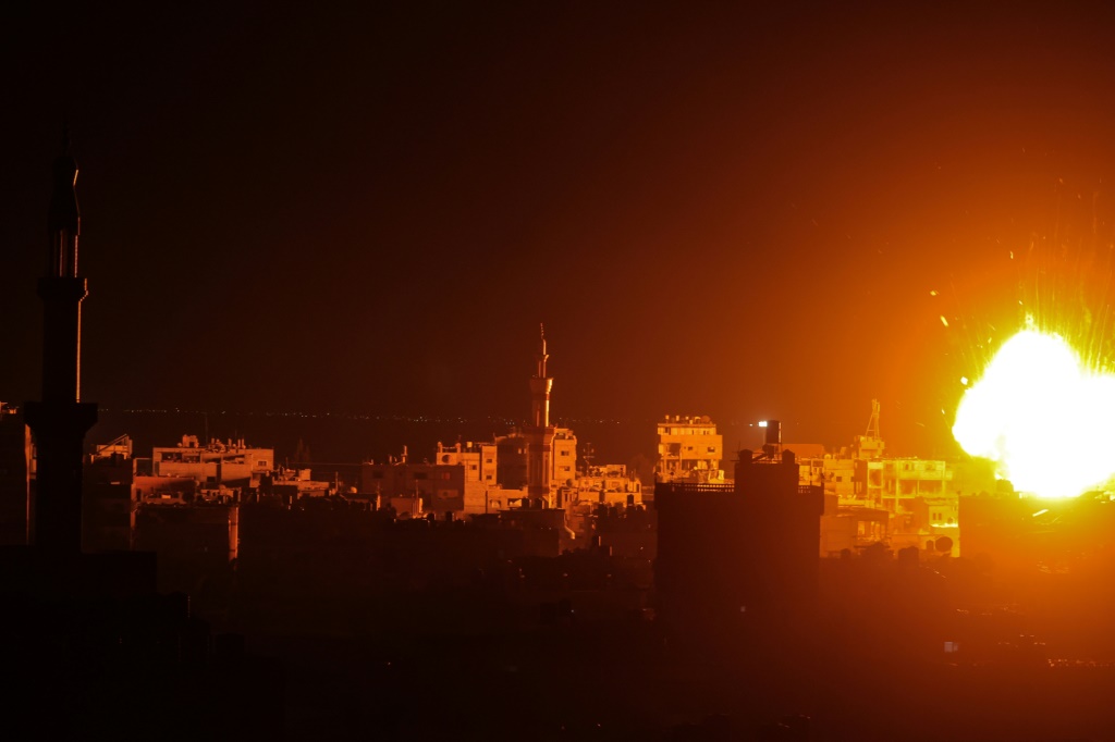 كرة نارية تندلع خلال قصف إسرائيلي على مدينة رفح جنوب قطاع غزة (ا ف ب)