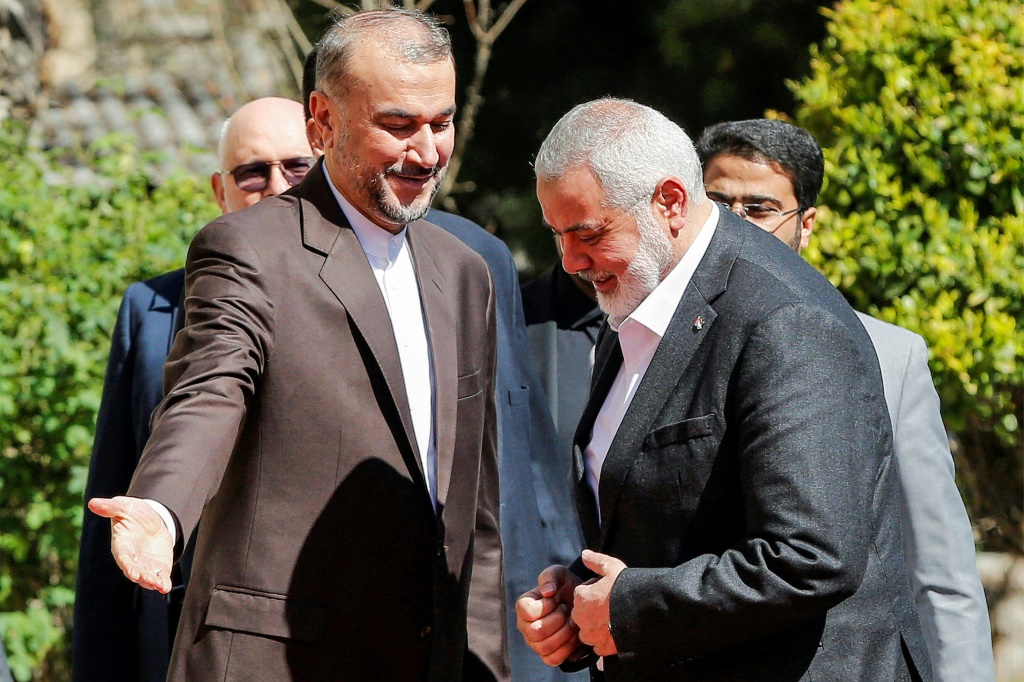 وزير الخارجية الإيراني حسين أمير عبد اللهيان ورئيس المكتب السياسي لحركة حماس إسماعيل هنية (ا ف ب)