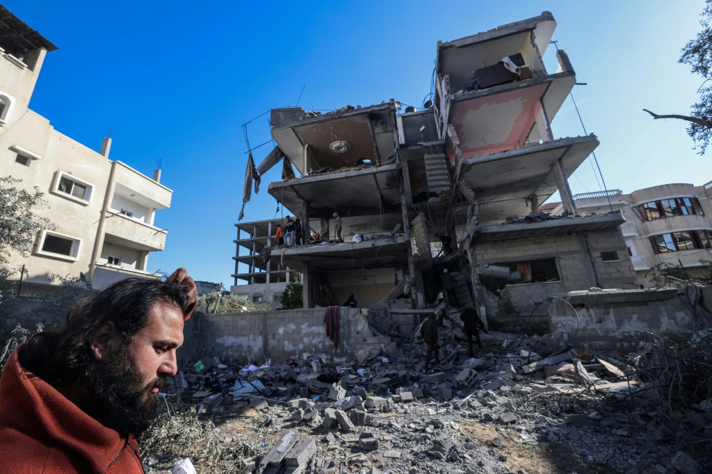 رجل يتفقد الدمار بعد قصف ليلي استهدف مبنى في رفح جنوبي قطاع غزة في 25 آذار مارس 2024 (ا ف ب)