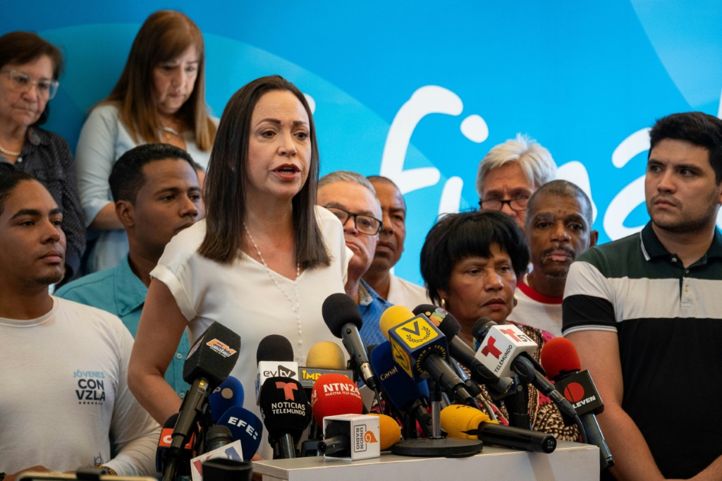 المعارضة الفنزويلية الرئيسية ماريا كورينا ماتشادو خلال مؤتمر صحافي في مقر حزبها في 26 آذار/مارس 2024 في كراكاس (ا ف ب)