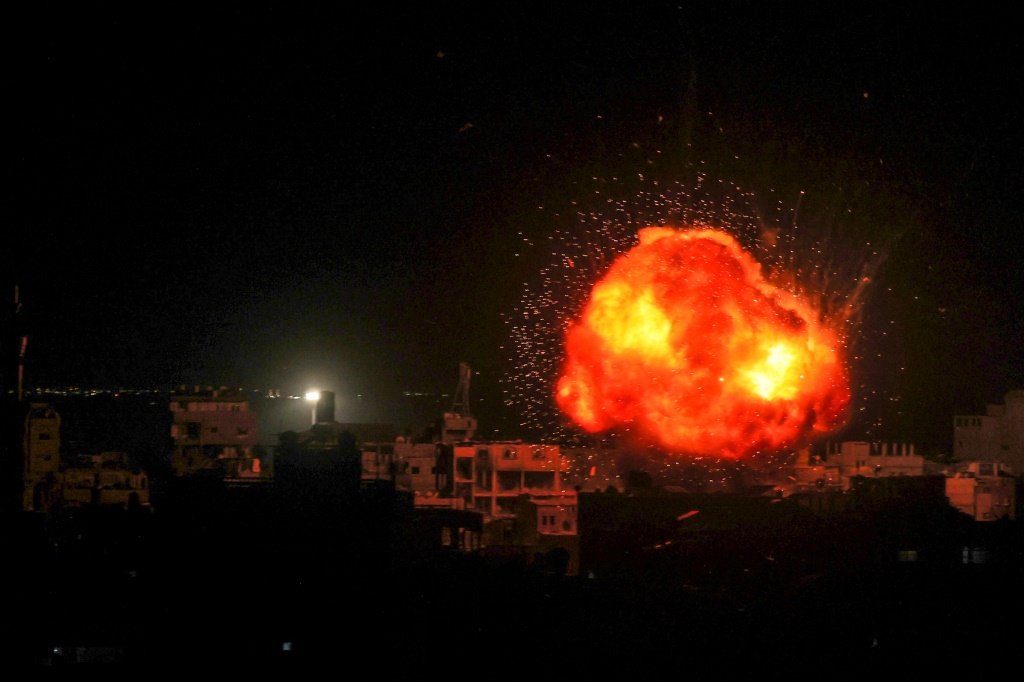 كرة نارية اندلعت إثر القصف الإسرائيلي على رفح، في جنوب قطاع غزة، في 26 آذار/مارس 2024، وسط معارك مستمرة بين إسرائيل وحركة حماس (ا ف ب)
