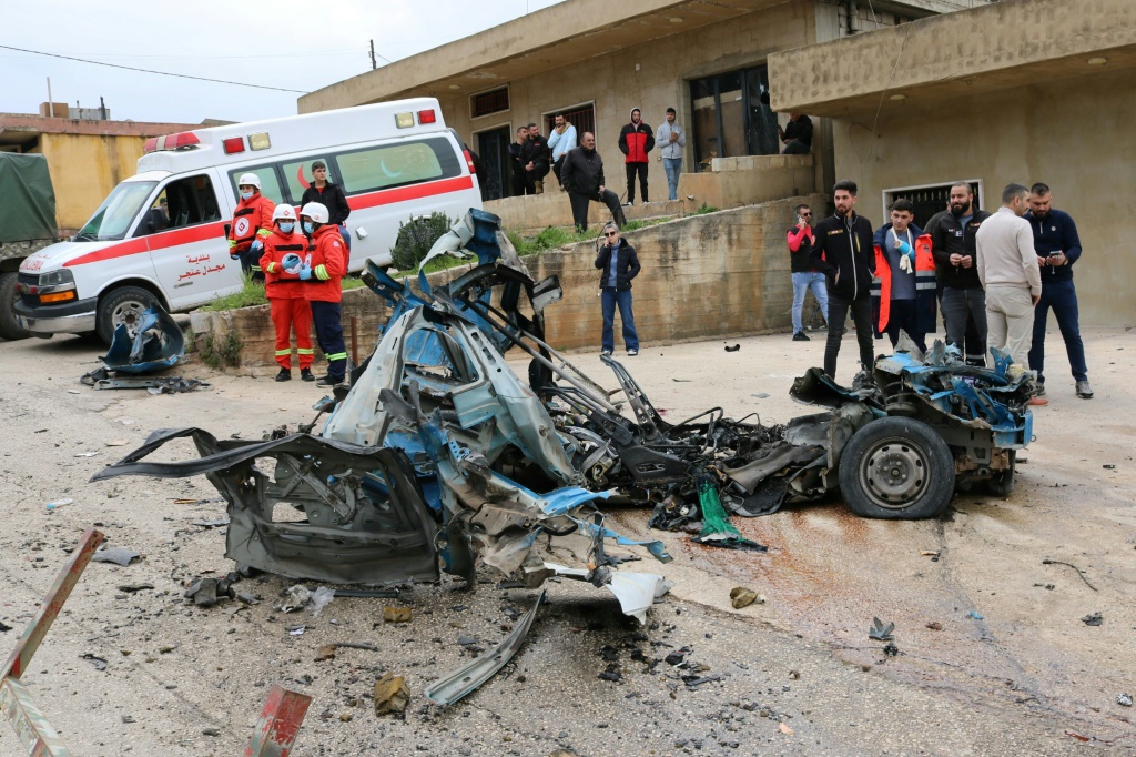 ما تبقى من السيارة التي استهدفت بضربة اسرائيلية في بلدة الصويري البقاعية في شرق لبنان في 24 اذار/مارس 2024 (أ ف ب)   