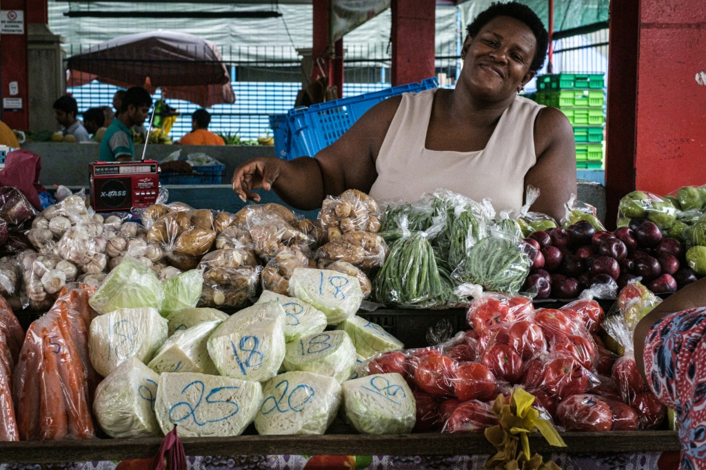صورة تعود إلى العام 2019 لامرأة تبيع خضرا مستوردة من جنوب إفريقيا في سيشل (أ ف ب)   