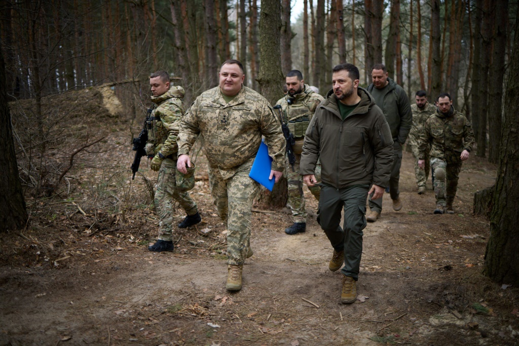    زار فولوديمير زيلينسكي منطقة سومي الشمالية الشرقية على الحدود مع روسيا، حيث التقى بالجنود الذين يتعافون من الإصابات وزار خطوط الدفاع المبنية حديثًا (أ ف ب)   