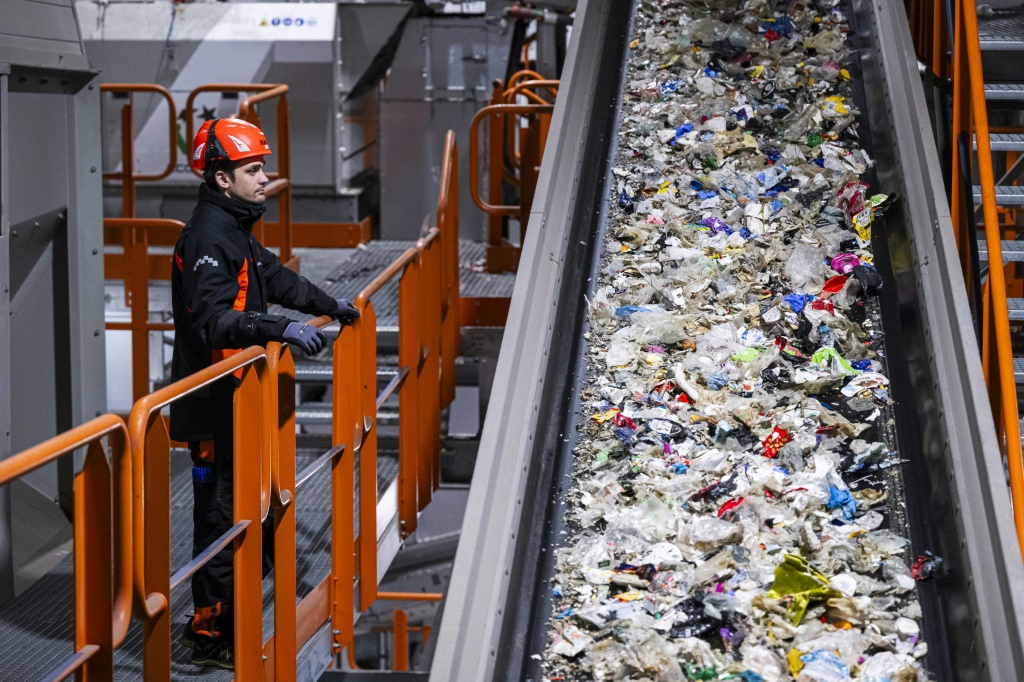 يمكن لموقع Site Zero فرز 12 نوعًا مختلفًا من النفايات البلاستيكية (أ ف ب)   