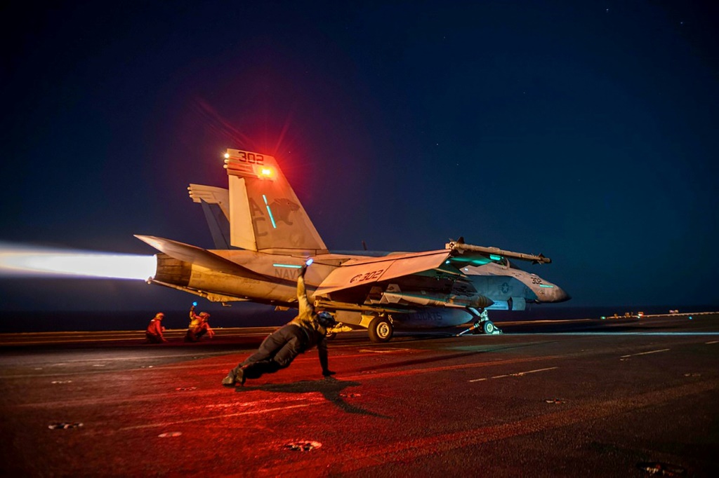 صورة نشرتها سنتكوم في 24 شباط/فبراير 2024 تظهر إقلاع مقاتة أميركية من حاملة الطائرات يو إس إس آيزنهاور في البحر الأحمر خلال عمليات ضد الحوثيين اليمنيين . (ا ف ب)