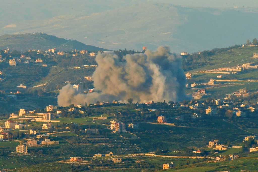 دخان يتصاعد بعد غارة إسرائيلية على قرية الحولة جنوب لبنان (ا ف ب)